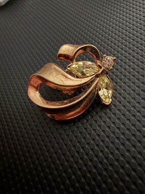 Vintage Trifari  Gold-Tone Clip earrings